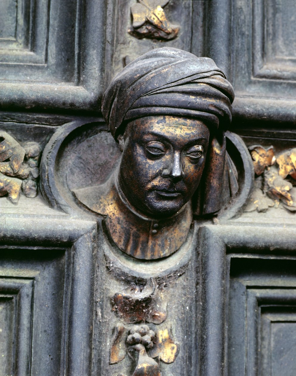 Zelfportret, vijfde hoofd van boven op de linker deur van de Noorddeuren van de Baptisterium van San Giovanni, 1403-24 (brons) door Lorenzo Ghiberti
