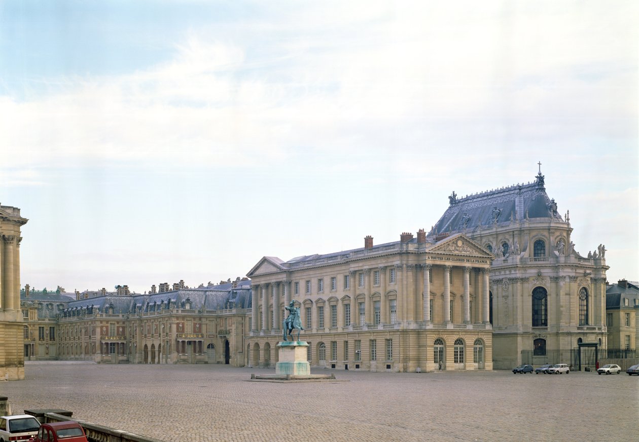 De marmeren binnenplaats (helemaal links) leidend naar de koninklijke binnenplaats (midden), 1660s door Louis Le Vau