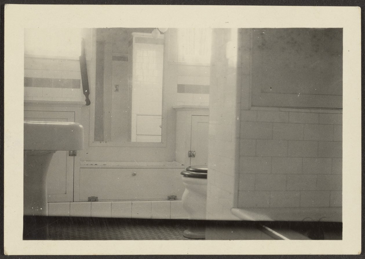 [Badkamer Interieur]. door Louis Fleckenstein