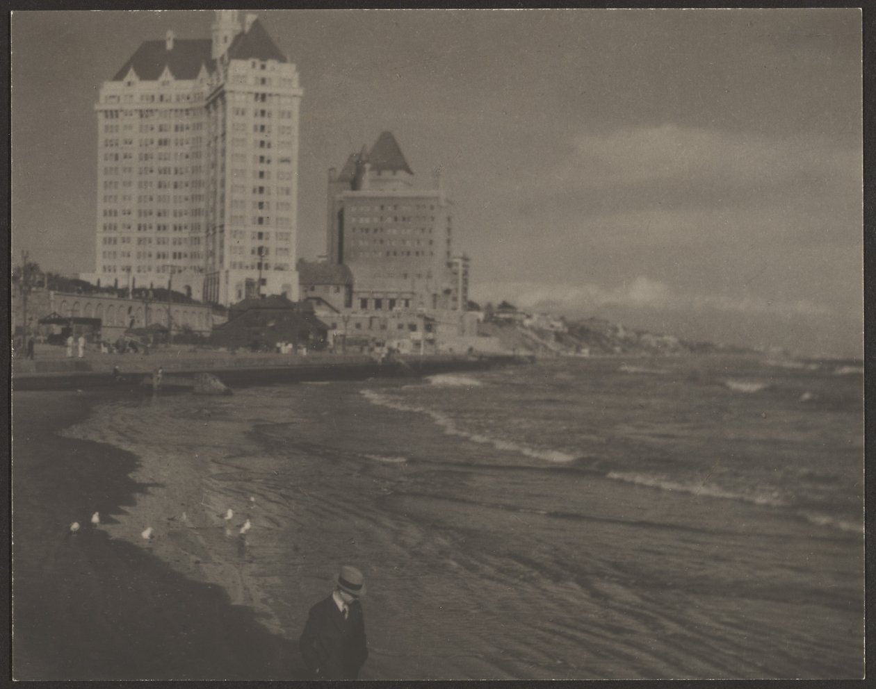 [Strandscène met hoogbouw]. door Louis Fleckenstein