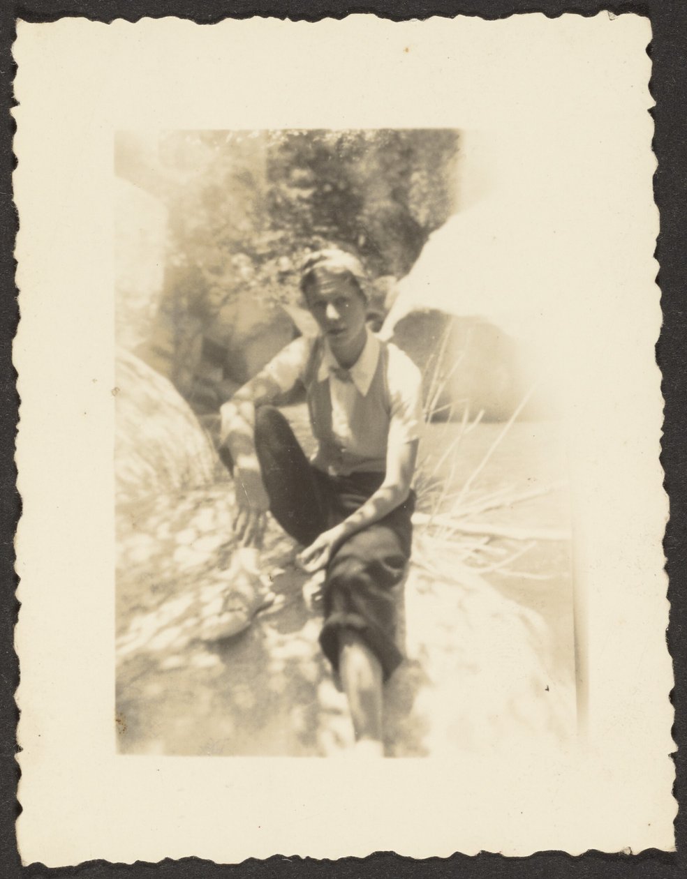 [Jongen in de schaduw]. door Louis Fleckenstein