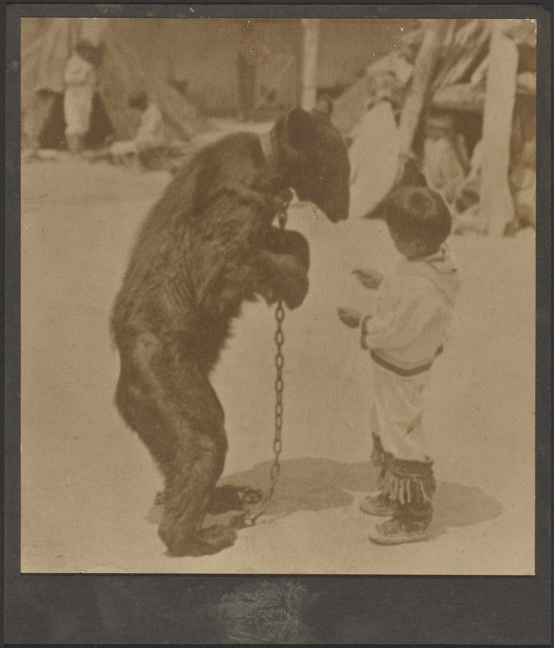 [Jongen met geketende beer]. door Louis Fleckenstein