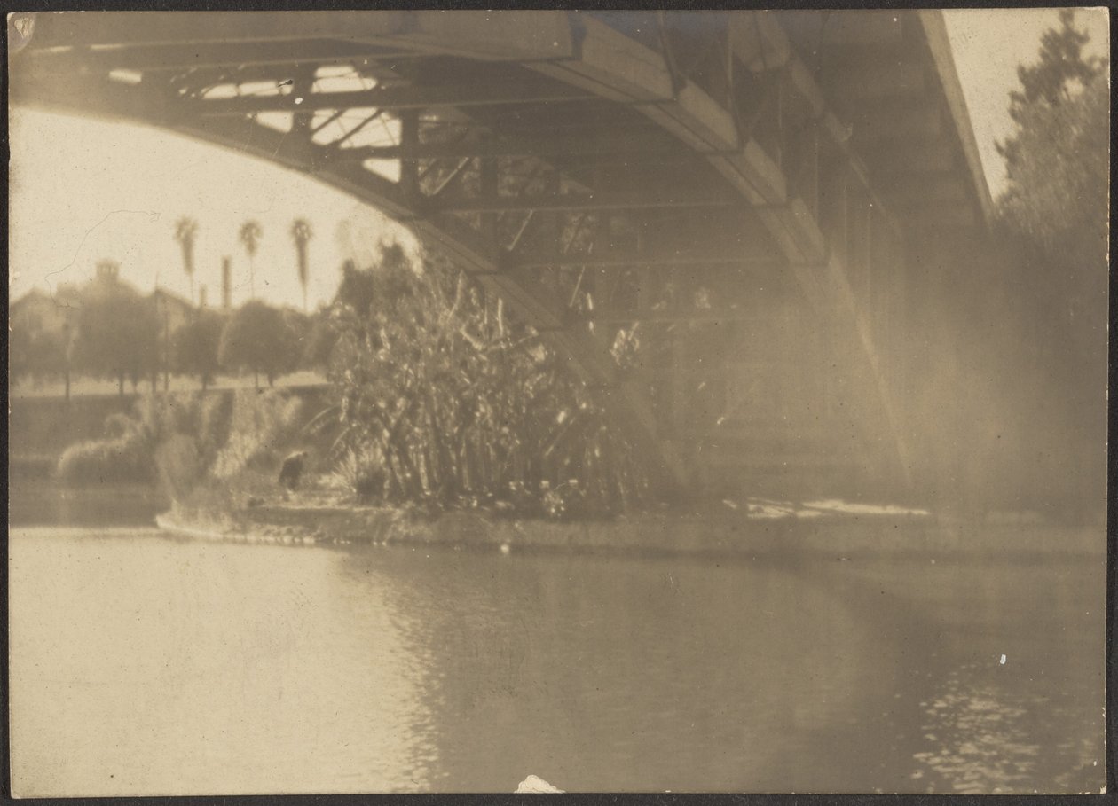[Brug over de rivier]. door Louis Fleckenstein