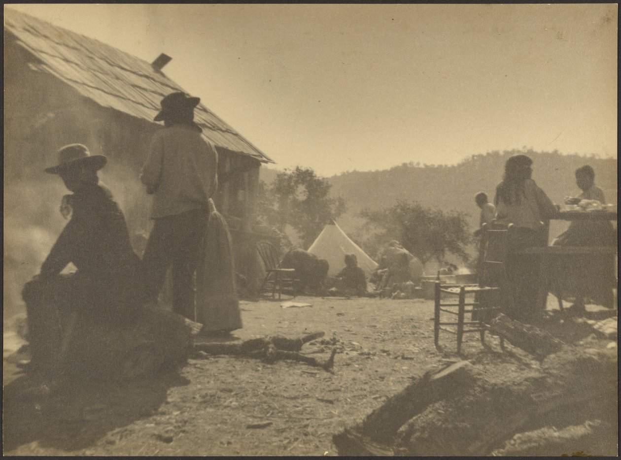 [Camping tijdens groepsmaaltijd]. door Louis Fleckenstein
