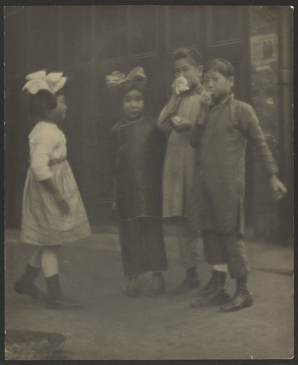 [Kinderen in Chinatown]. door Louis Fleckenstein