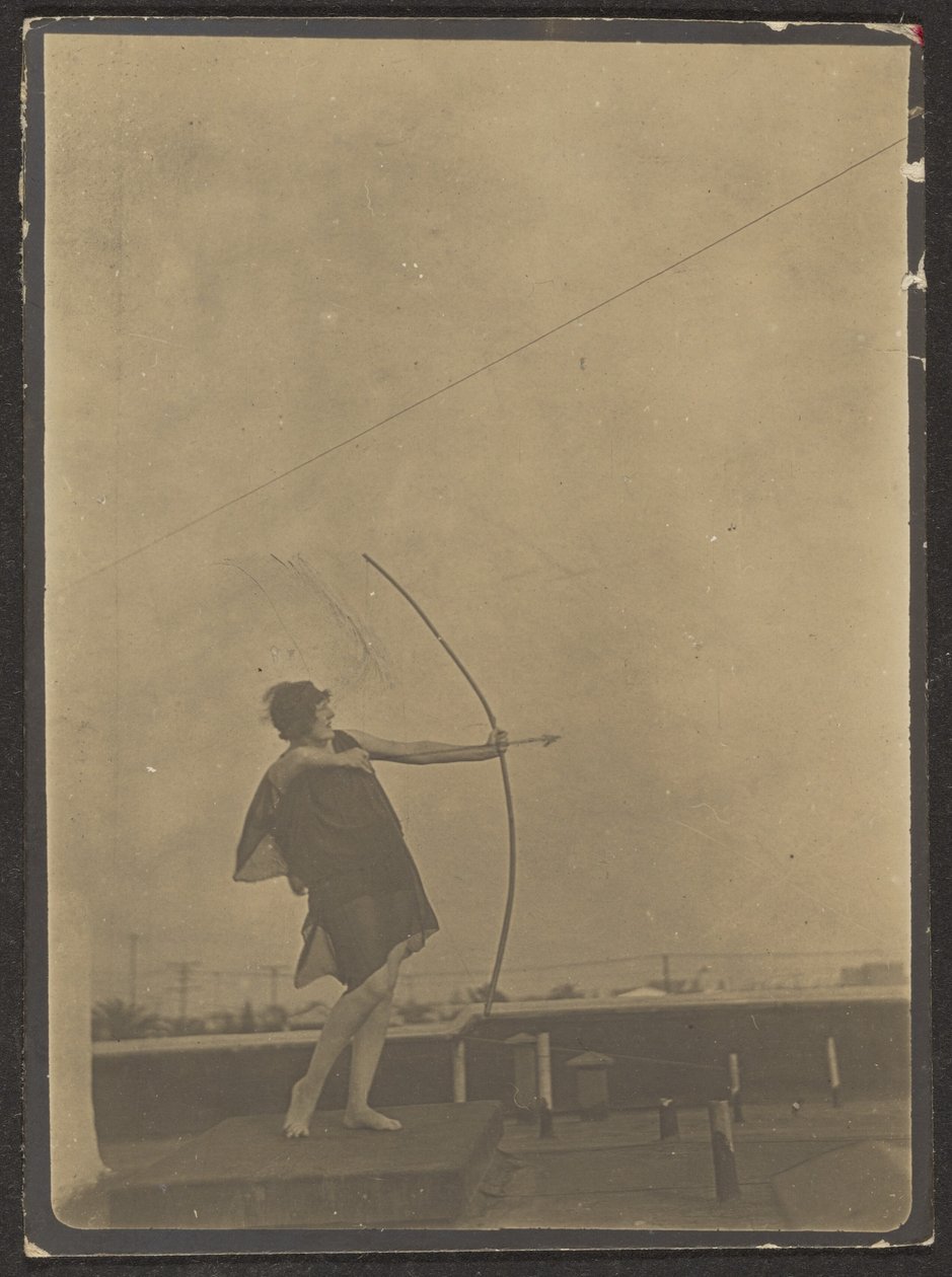 [Dancer (Archer) on Rooftop] door Louis Fleckenstein