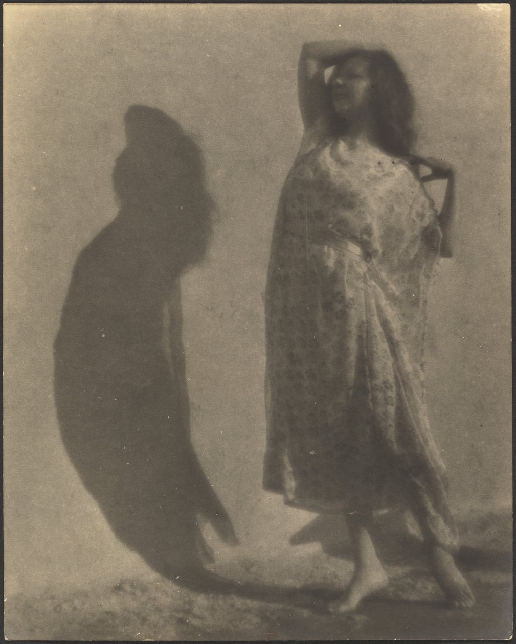 [Danseres en haar schaduw op de muur]. door Louis Fleckenstein