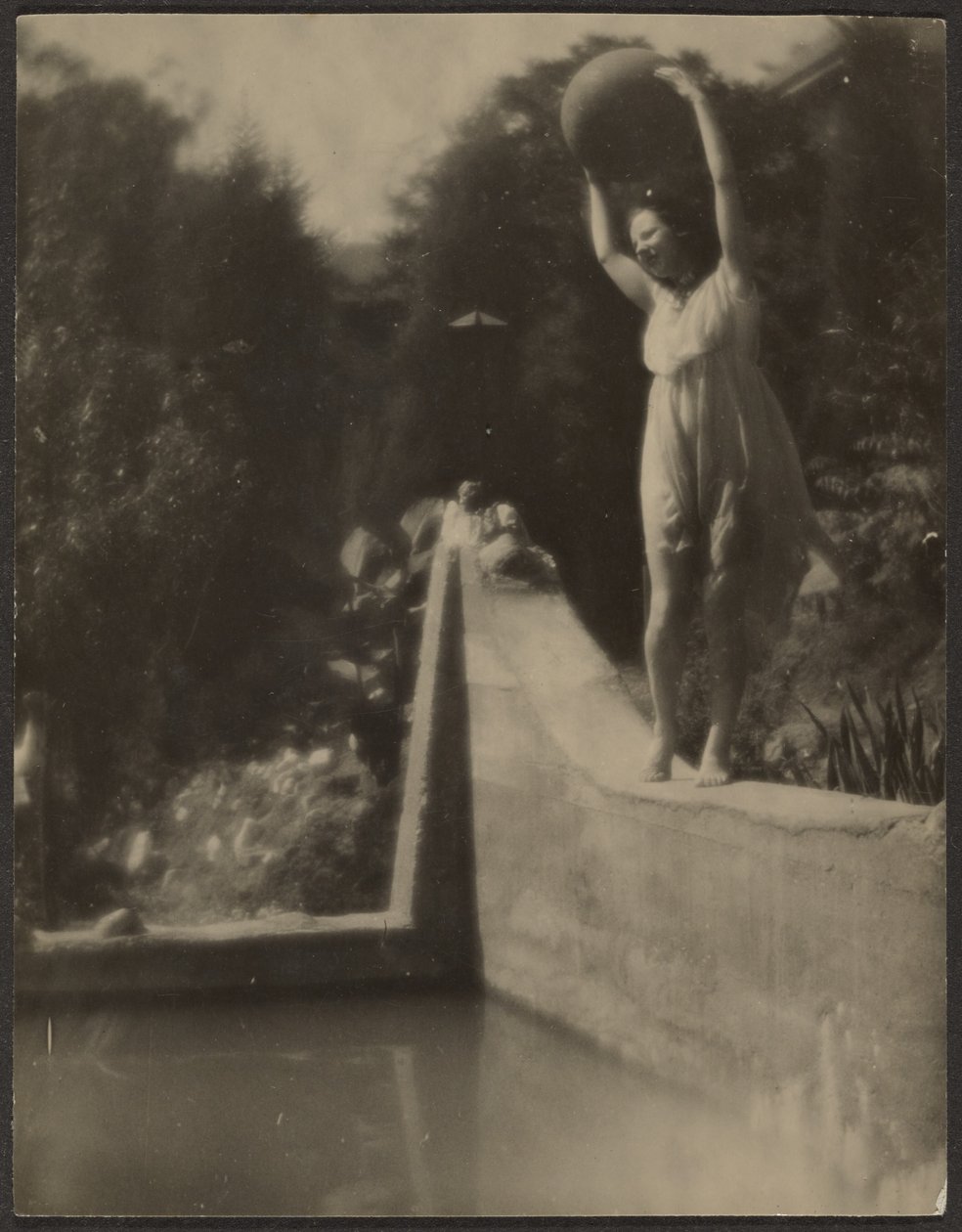[Danser in de tuin]. door Louis Fleckenstein