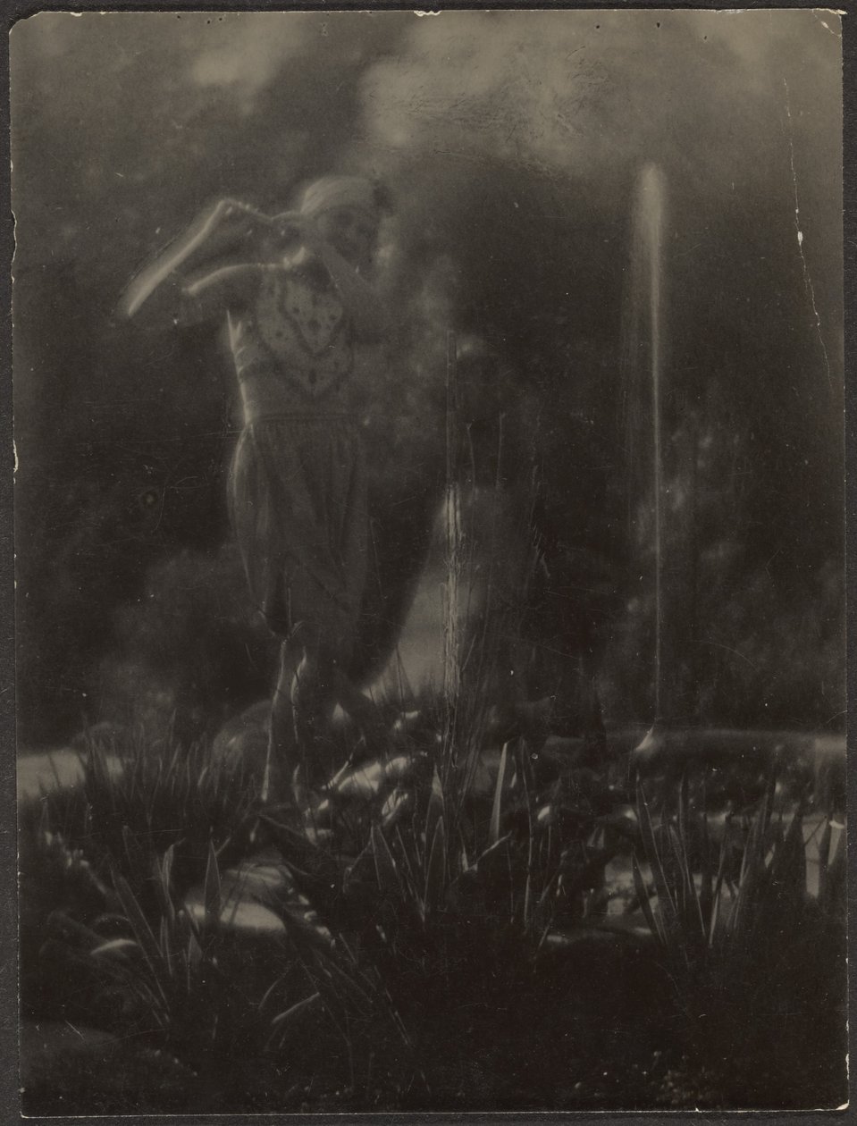 [Danser in de tuin]. door Louis Fleckenstein