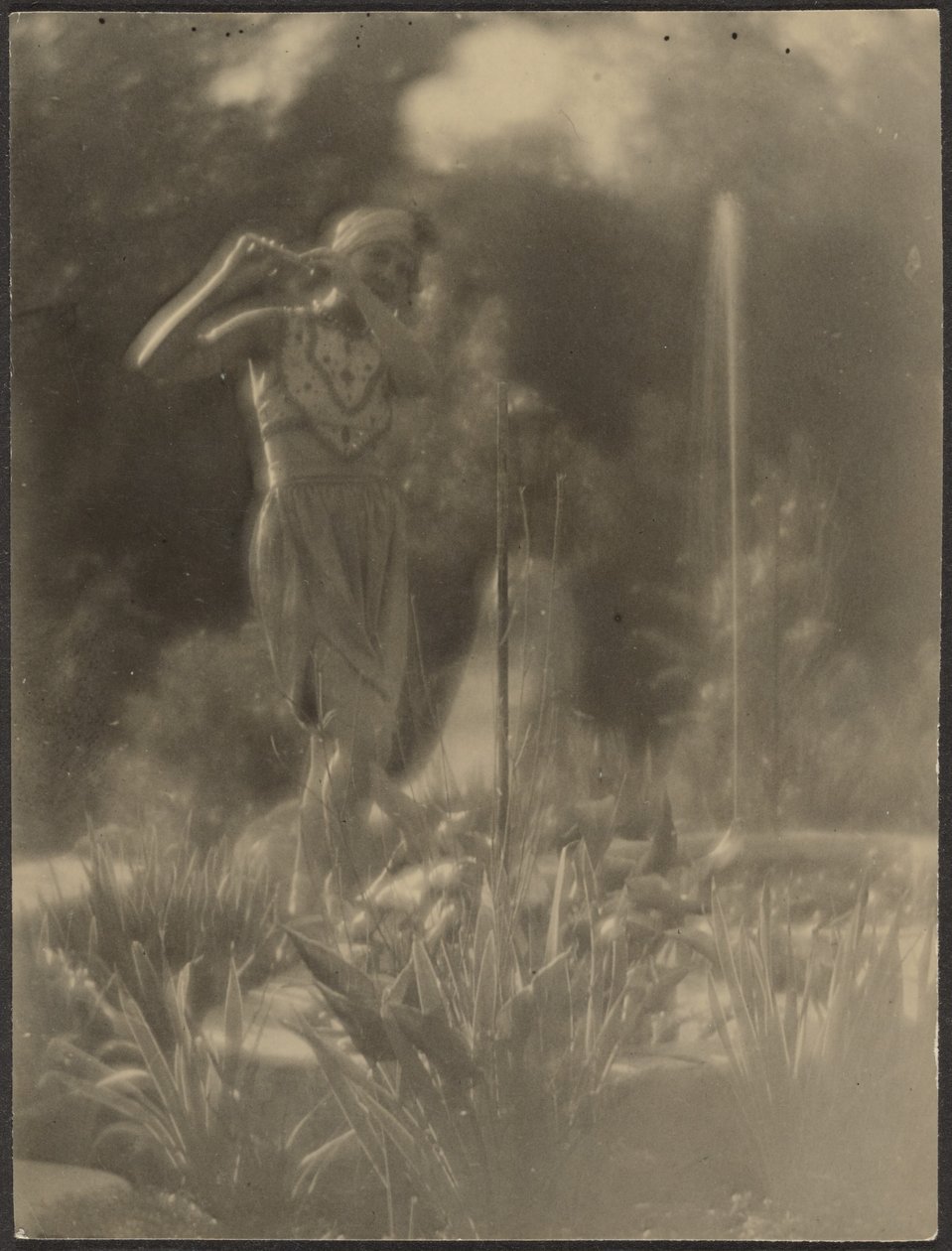 [Danser in de tuin]. door Louis Fleckenstein