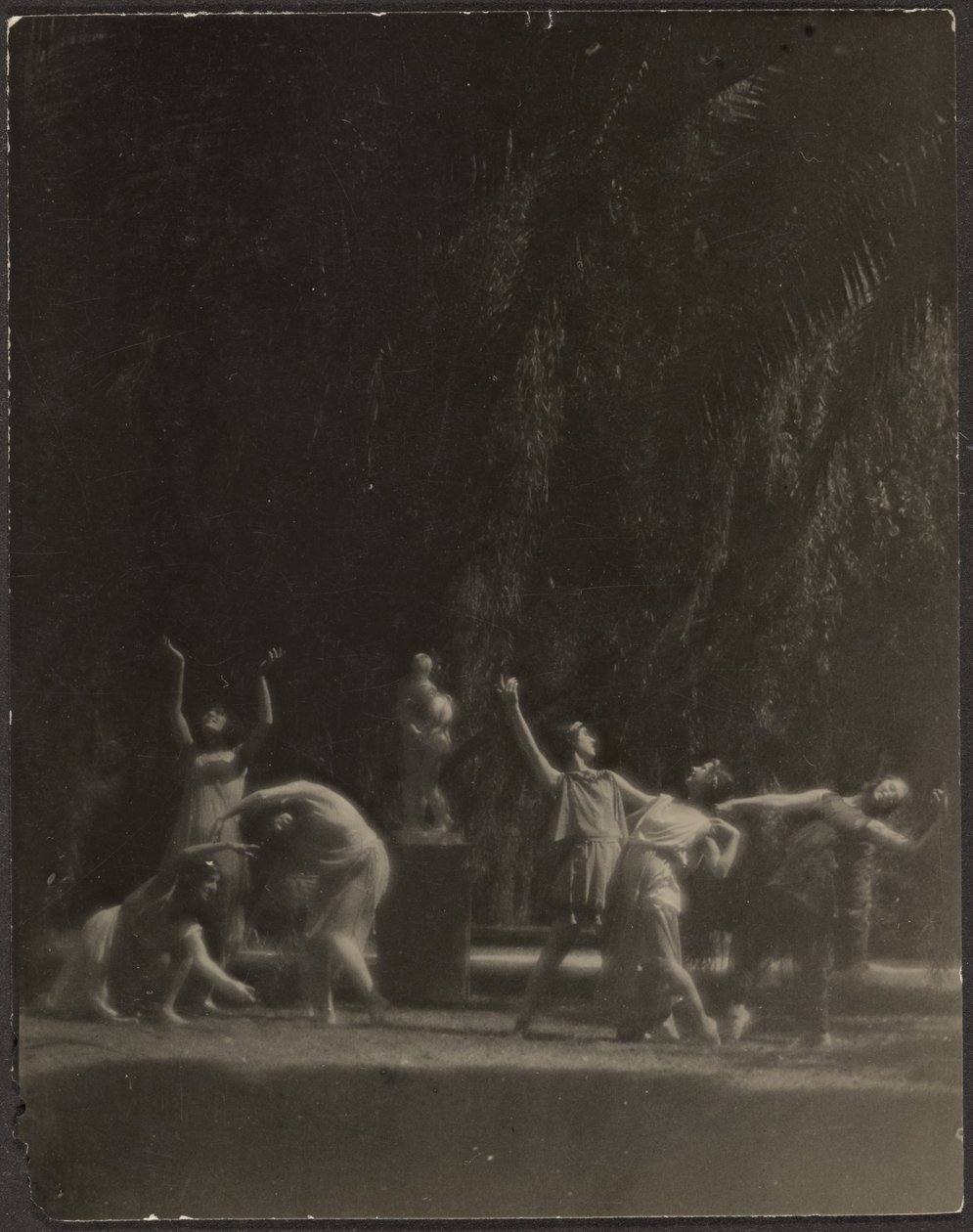 [Dansers in de tuin]. door Louis Fleckenstein