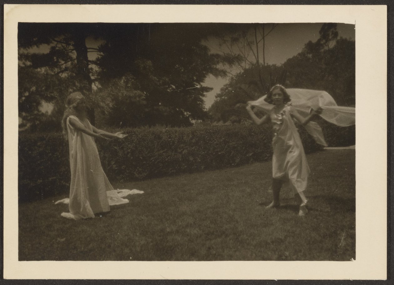 [Dansers in de tuin]. door Louis Fleckenstein