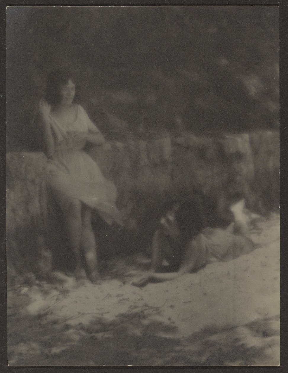 [Dansers in de tuin, rustend]. door Louis Fleckenstein