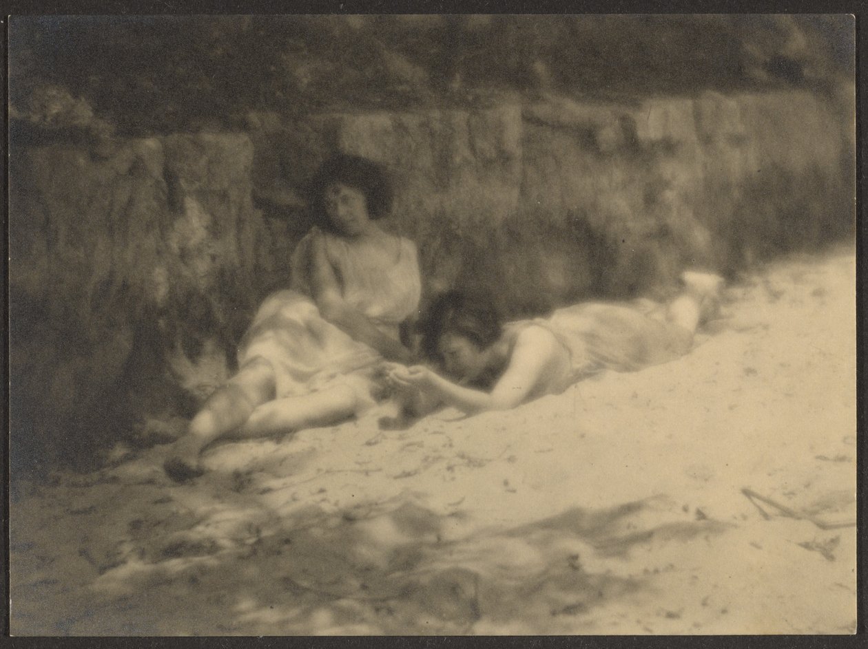 [Dansers in de tuin, rustend]. door Louis Fleckenstein