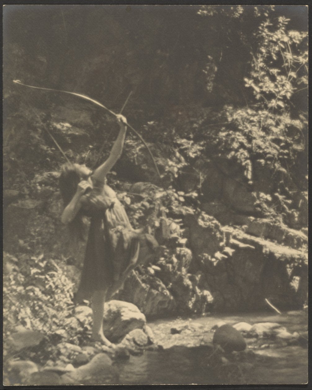 [Vrouwelijke boogschutter in het bos]. door Louis Fleckenstein