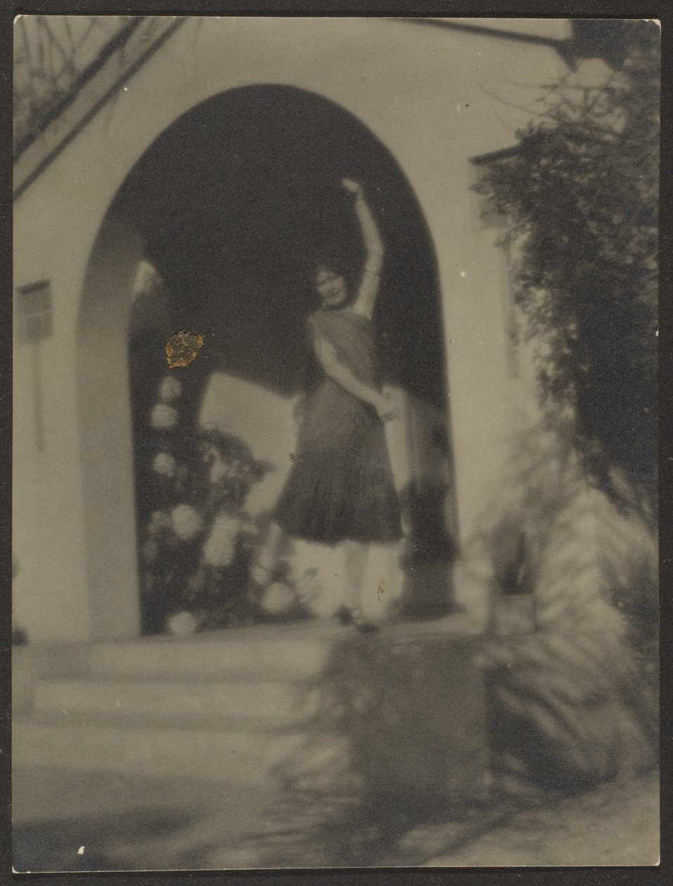 [Vrouwelijke danseres voor het huis]. door Louis Fleckenstein