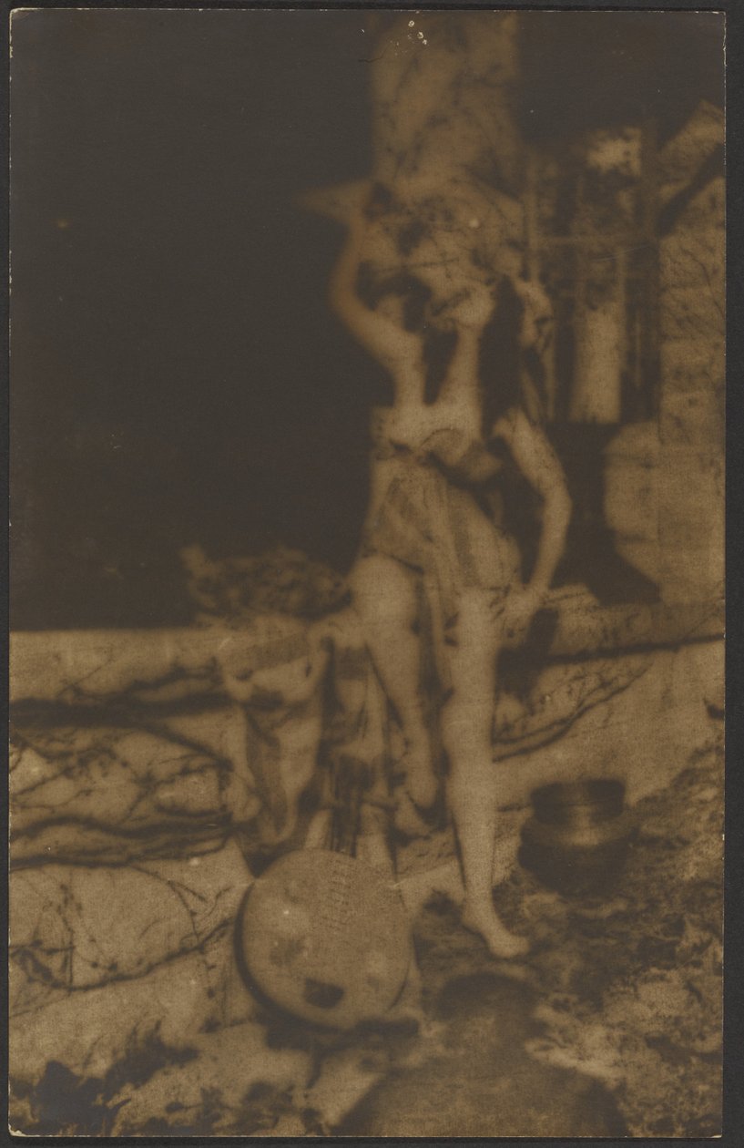 [Danseres met Yueqin]. door Louis Fleckenstein