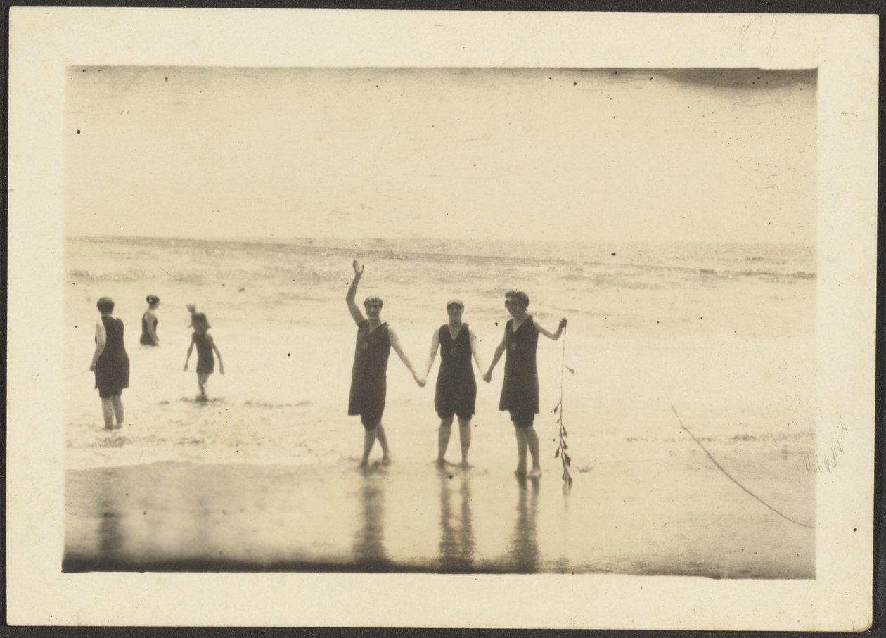 [Figuren in badpak op het strand]. door Louis Fleckenstein