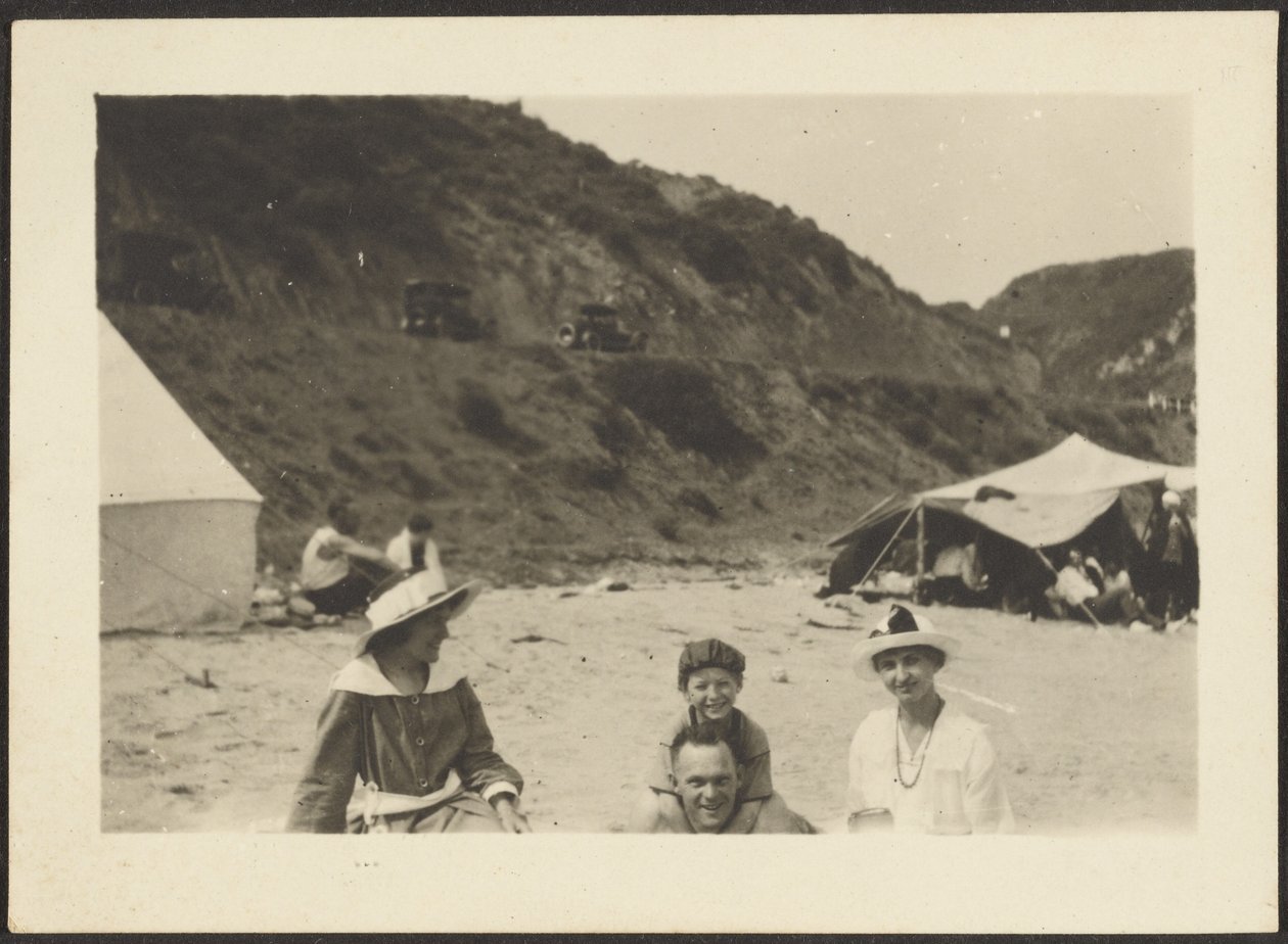 [Figuren op strand]. door Louis Fleckenstein