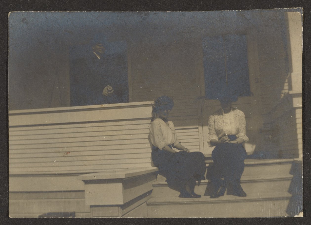 [Figuren op een veranda]. door Louis Fleckenstein