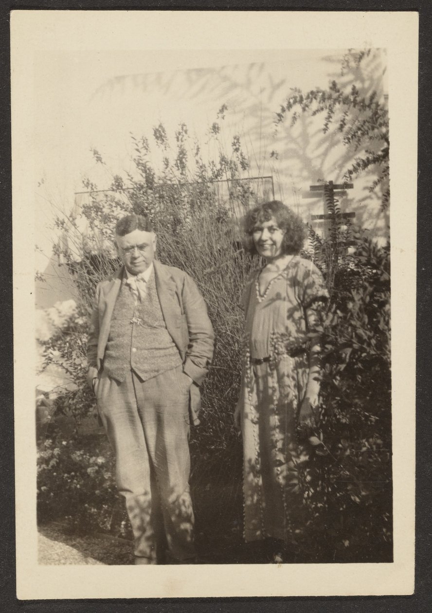[Fleckenstein en Florence in Garden]. door Louis Fleckenstein