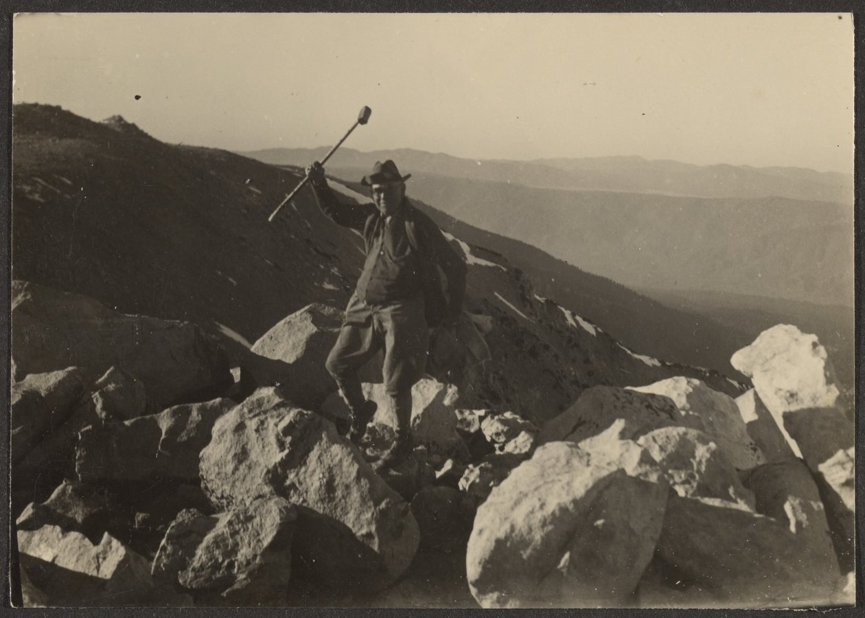 [Fleckenstein on Rocks]. door Louis Fleckenstein