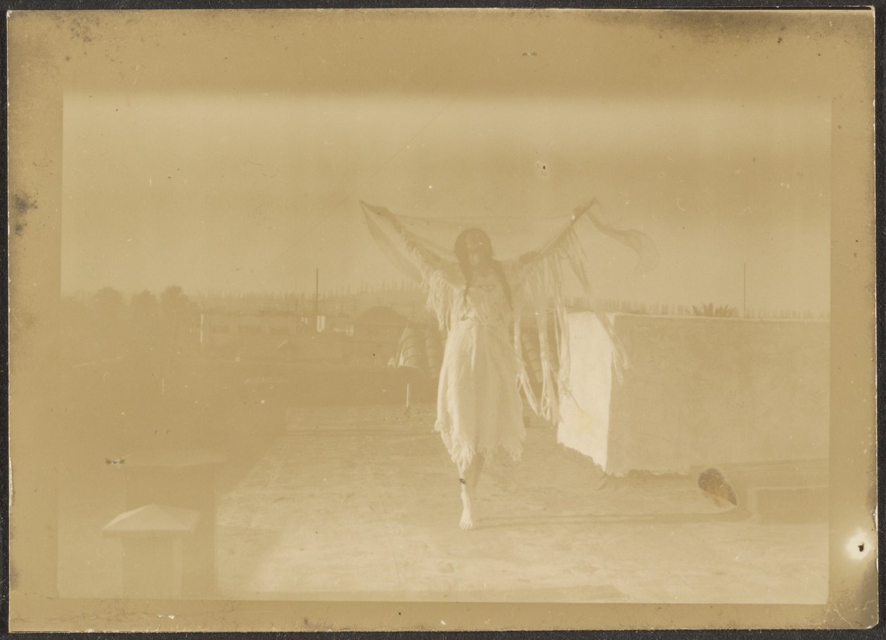 [Florence danst in Indiaans kostuum]. door Louis Fleckenstein