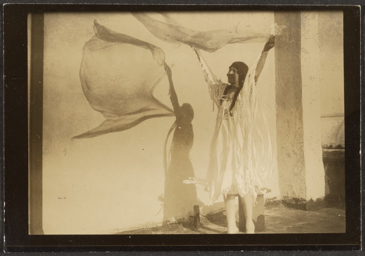 [Florence danst in Indiaans kostuum]. door Louis Fleckenstein
