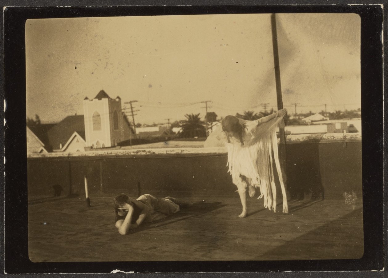 [Florence danst in Indiaans kostuum]. door Louis Fleckenstein