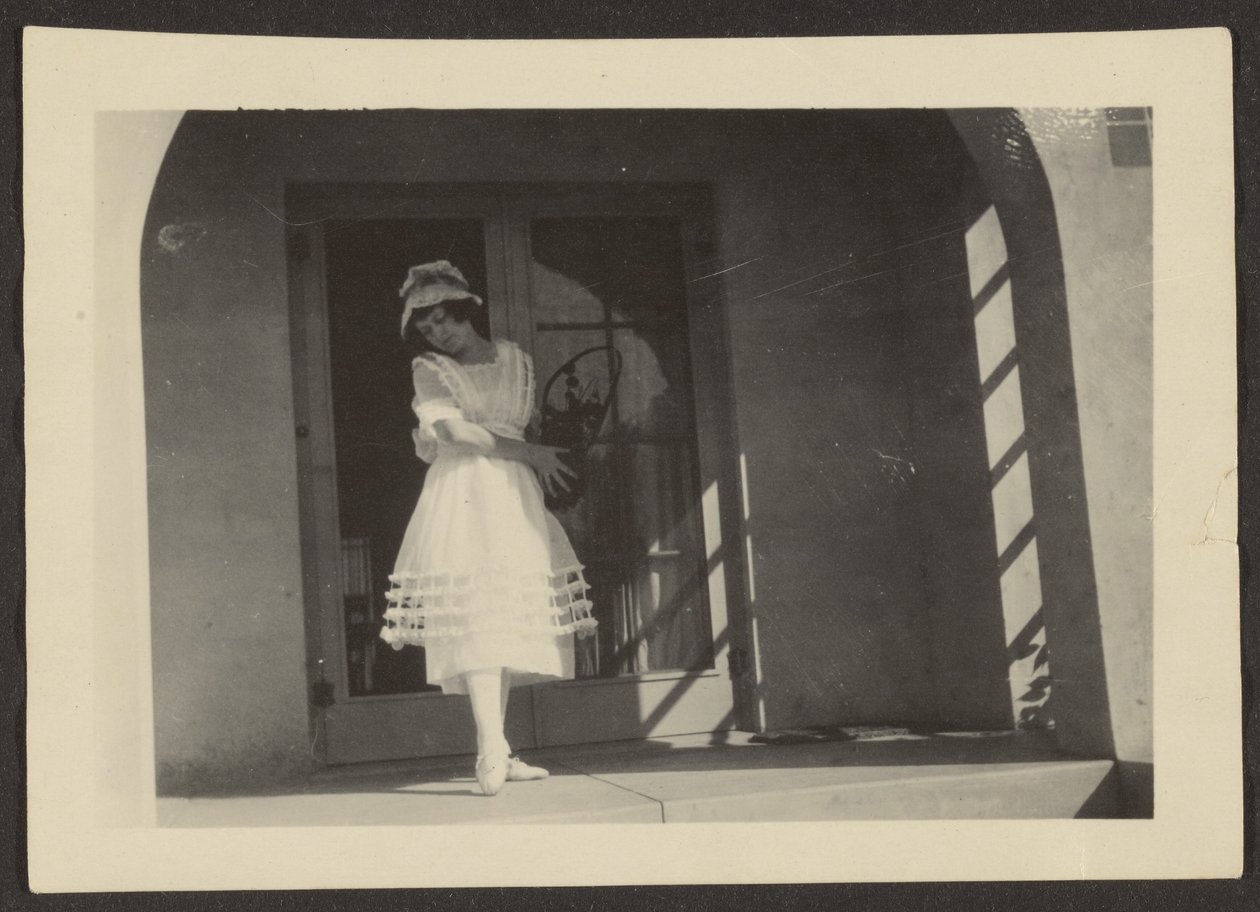 [Florence danst op veranda]. door Louis Fleckenstein