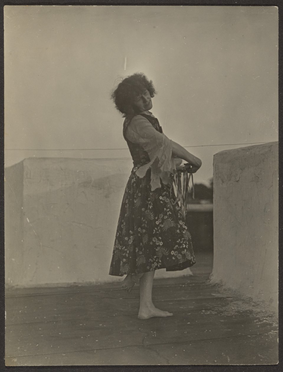 [Florence danst op het dak]. door Louis Fleckenstein