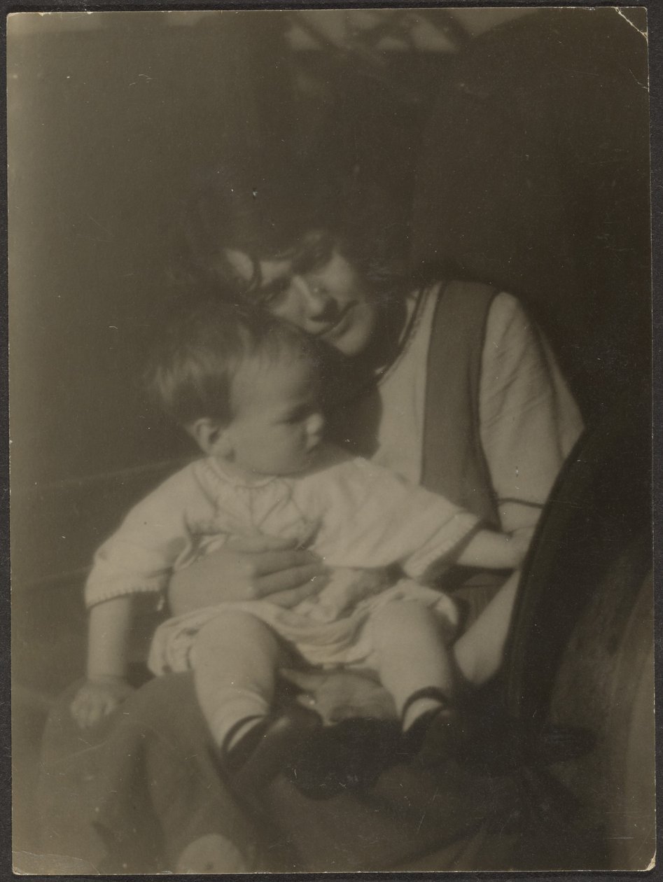 [Florence houdt baby vast] door Louis Fleckenstein