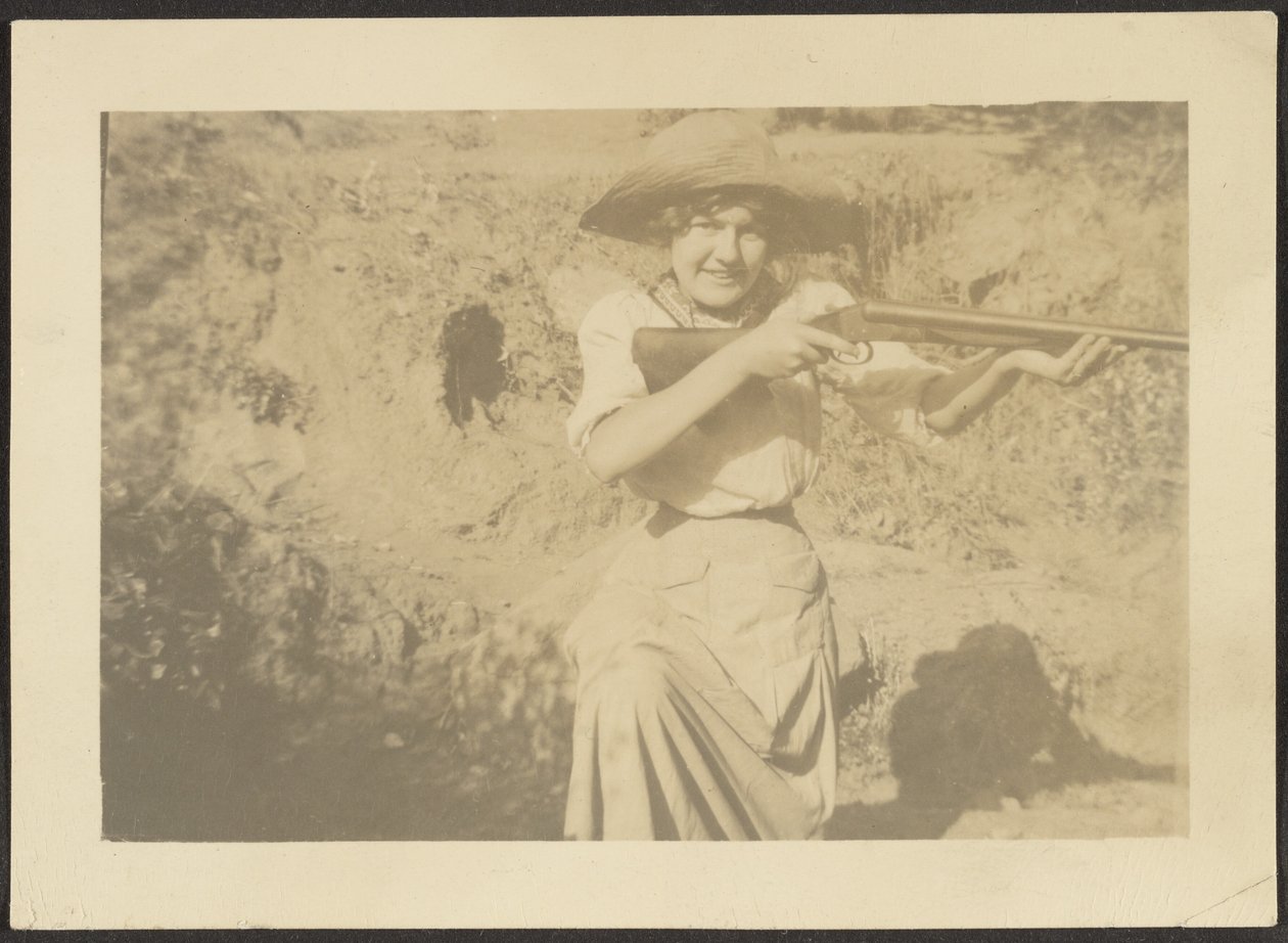 [Florence met pistool]. door Louis Fleckenstein