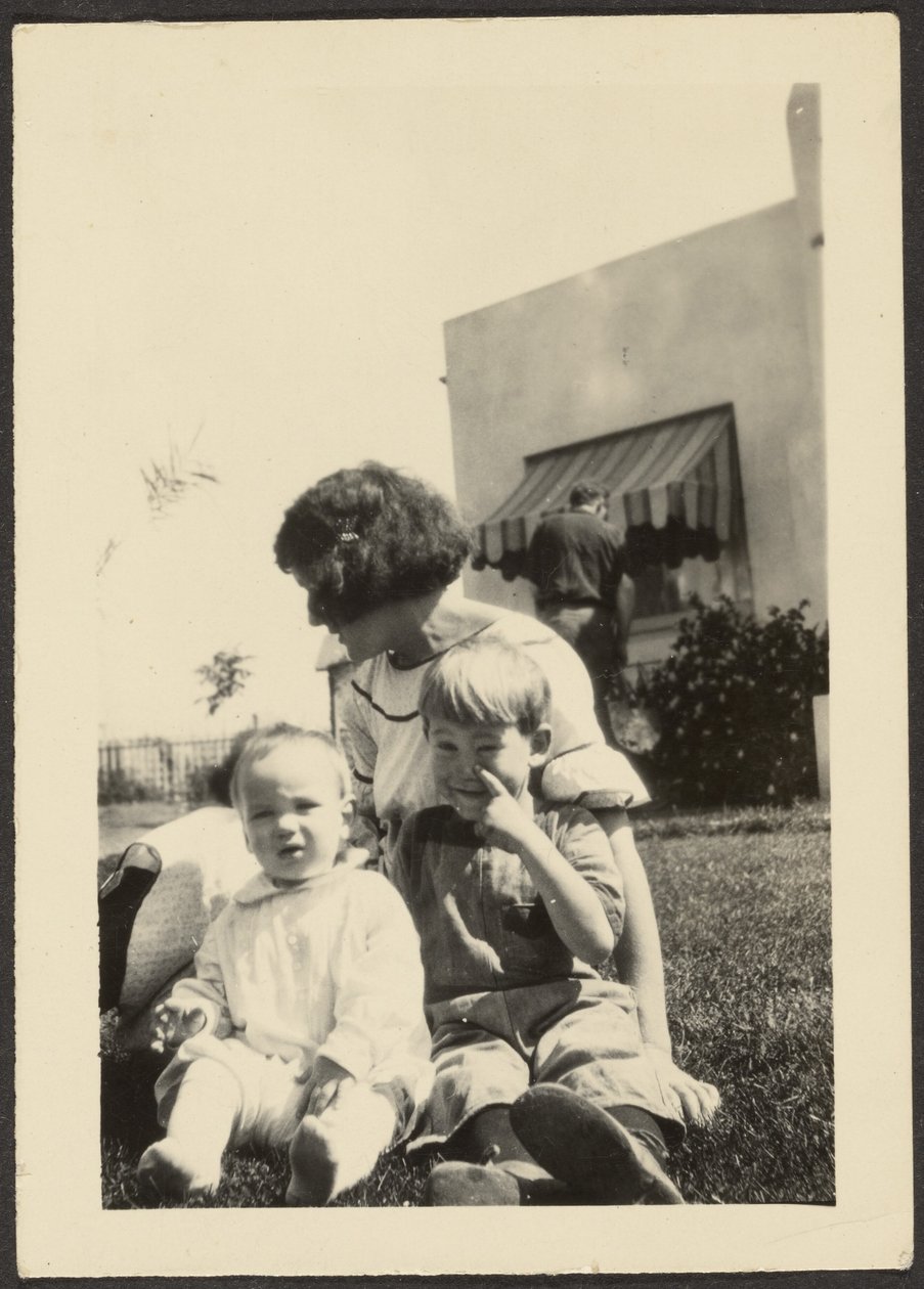 [Florence met twee kinderen op het gazon]. door Louis Fleckenstein