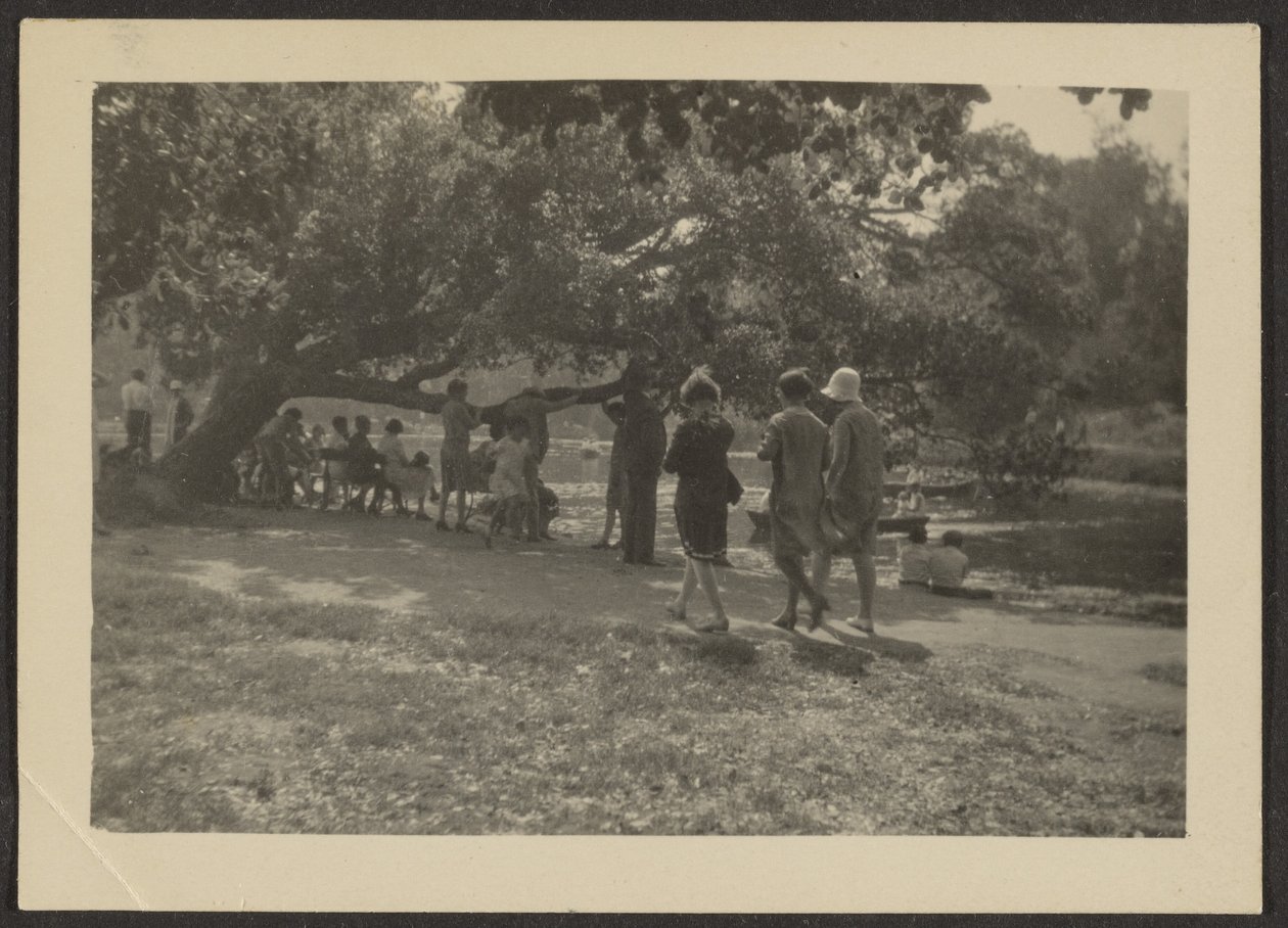 [Groep in Park]. door Louis Fleckenstein
