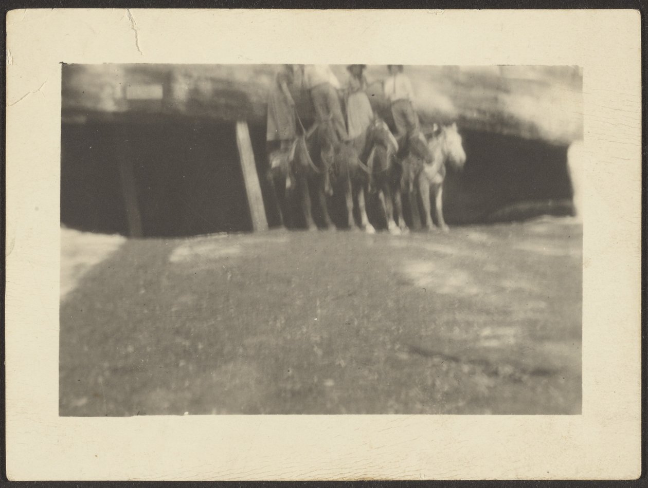 [Groep mensen te paard]. door Louis Fleckenstein