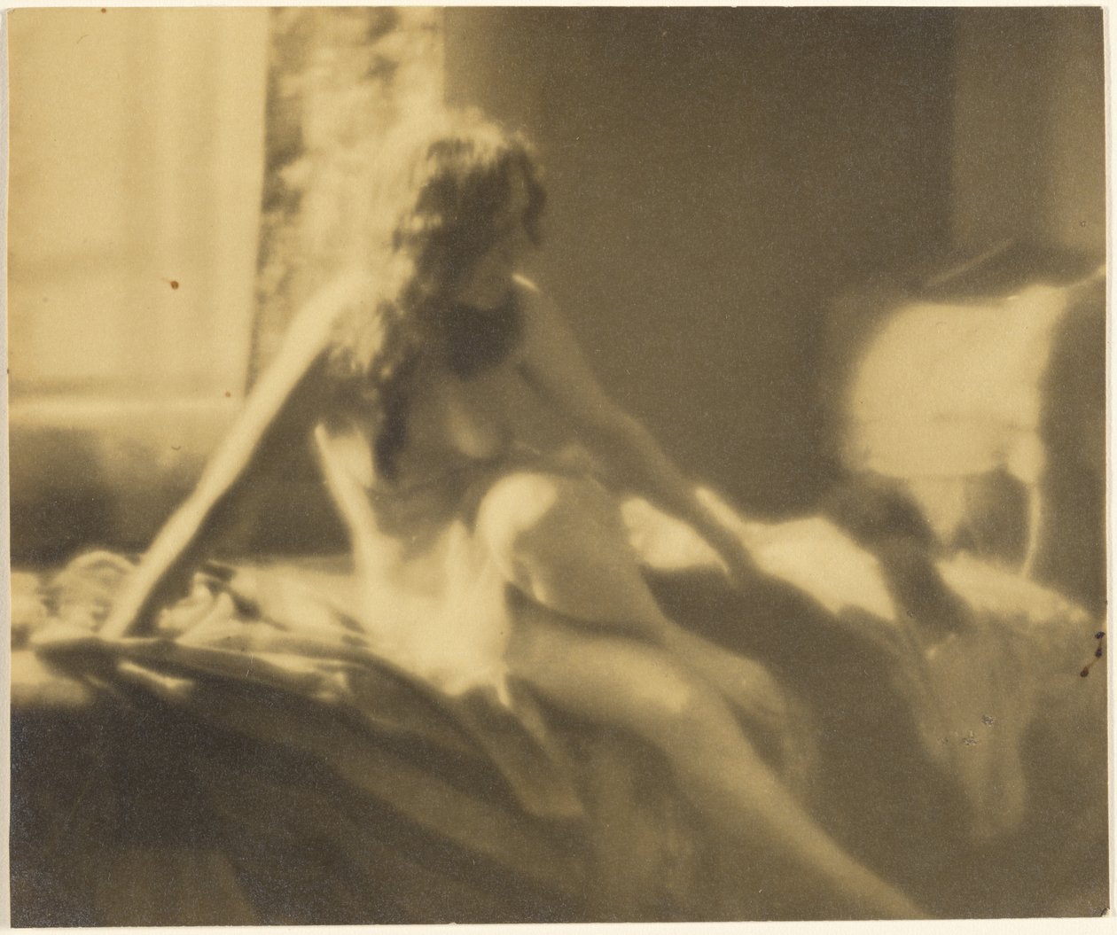 [Half naakt liggend op bed]. door Louis Fleckenstein