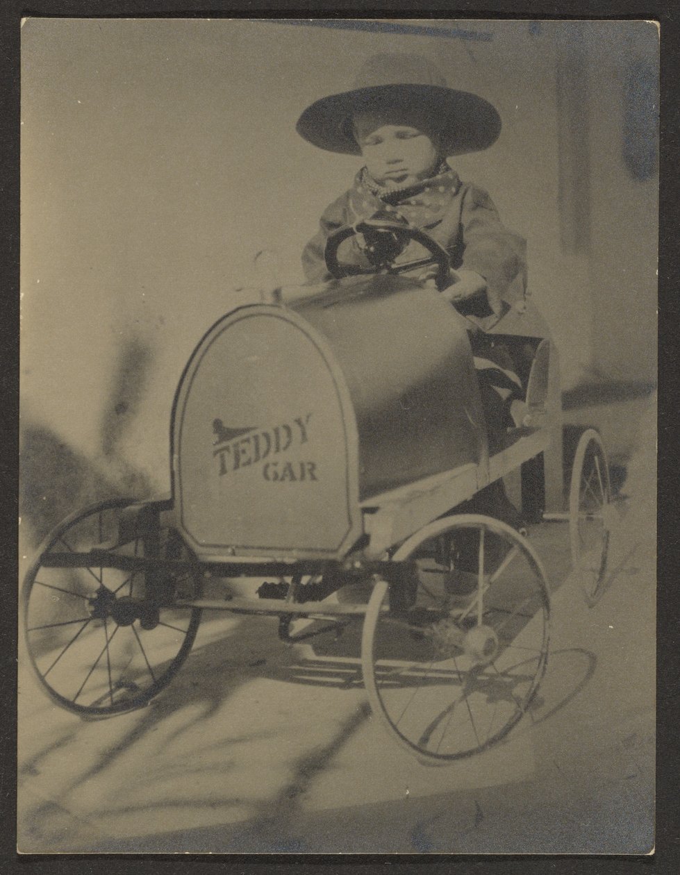 [Jongetje zit in Teddyauto]. door Louis Fleckenstein