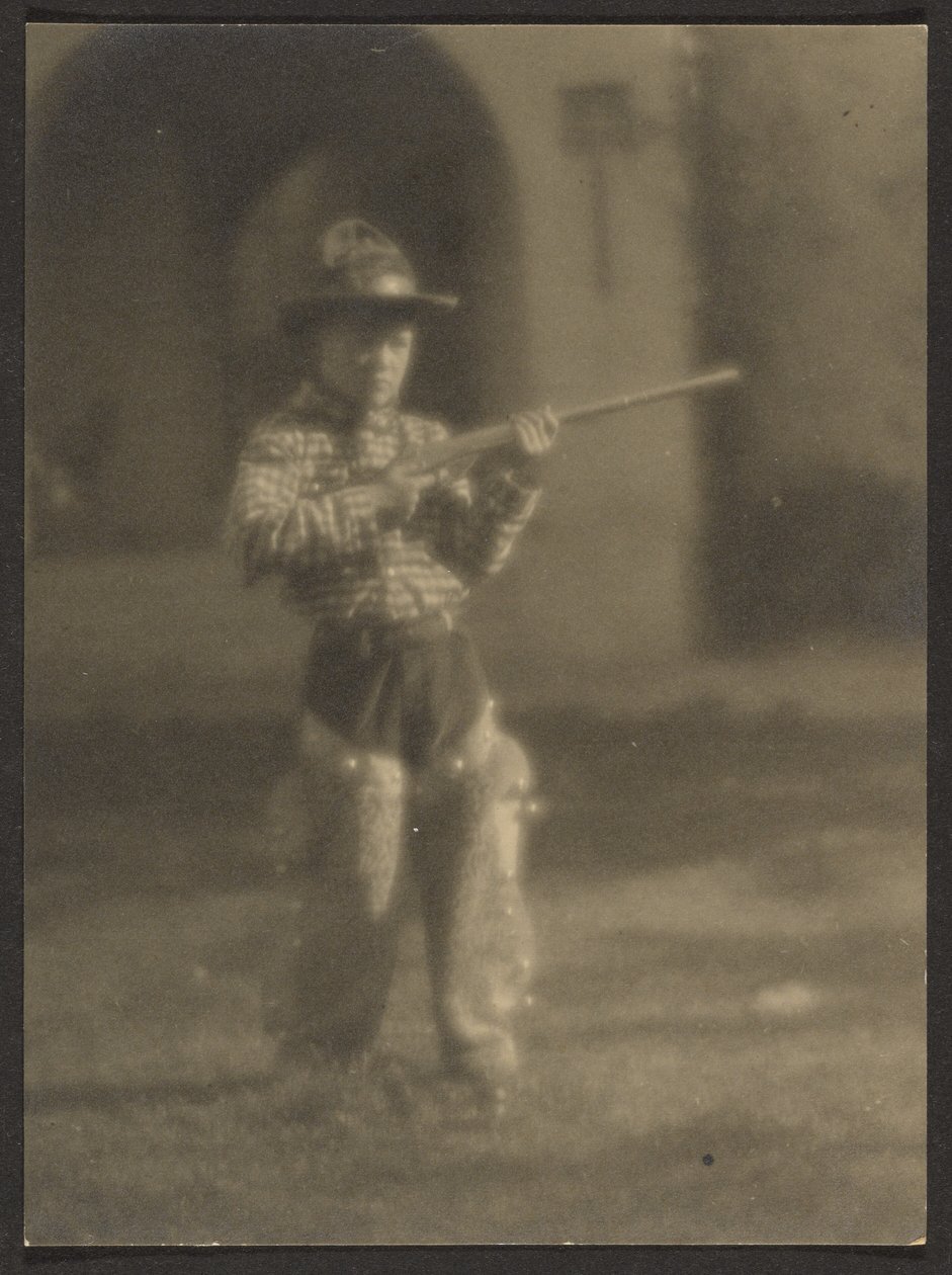[Jongetje in Cowboy Outfit]. door Louis Fleckenstein