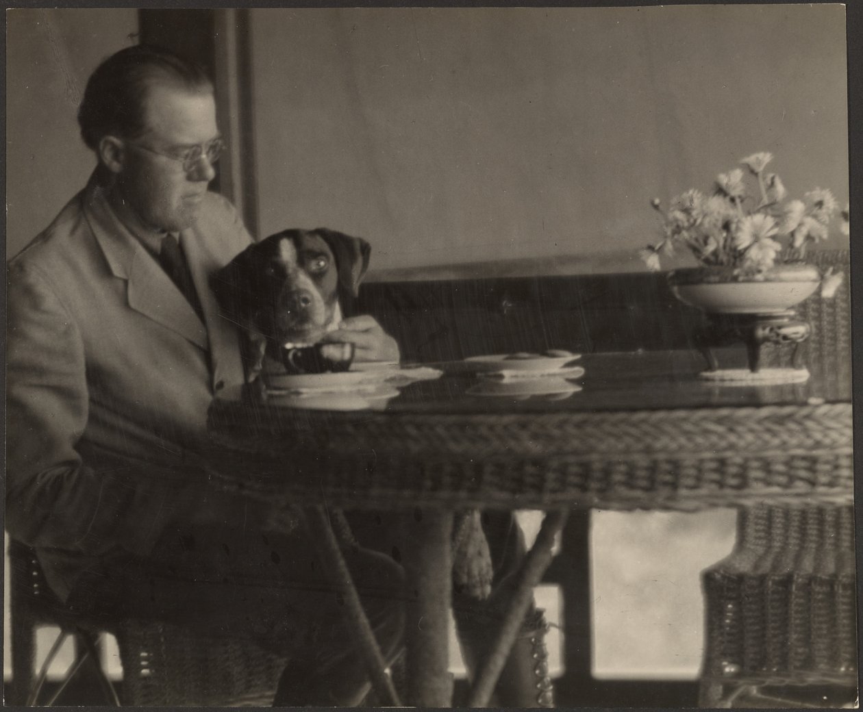 [Man en hond aan tafel] door Louis Fleckenstein