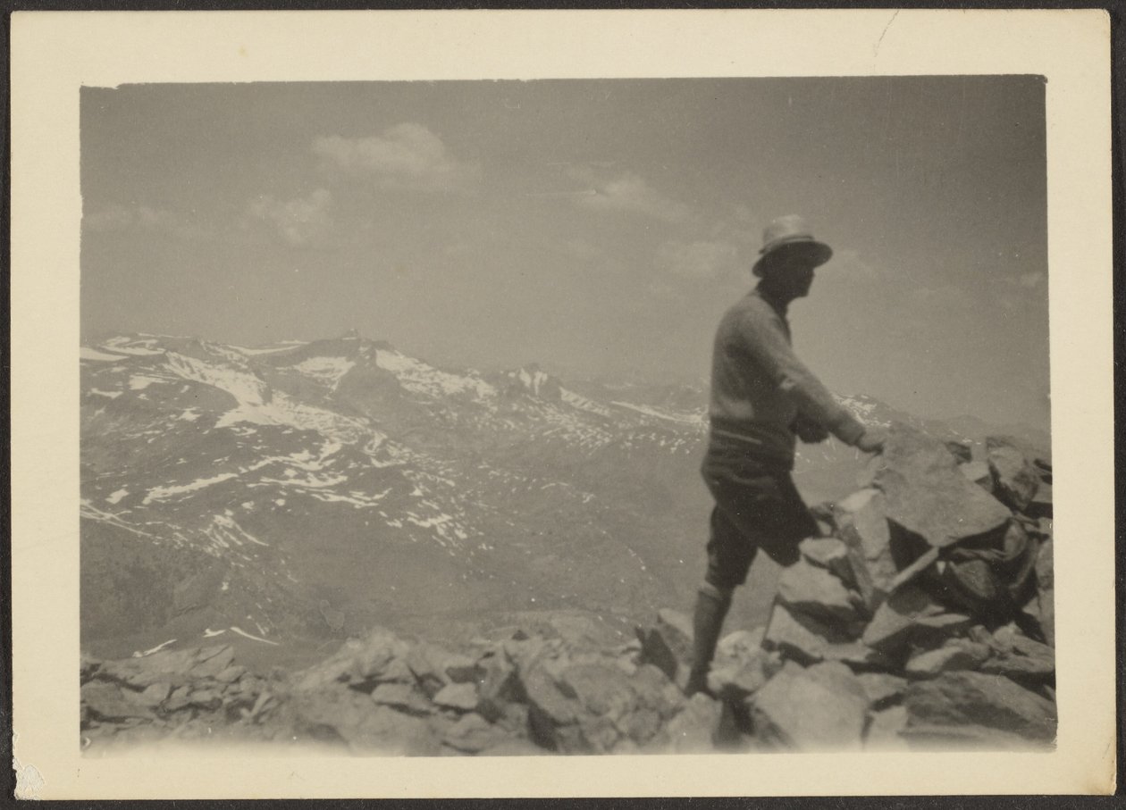 [Man in bergachtig landschap] door Louis Fleckenstein