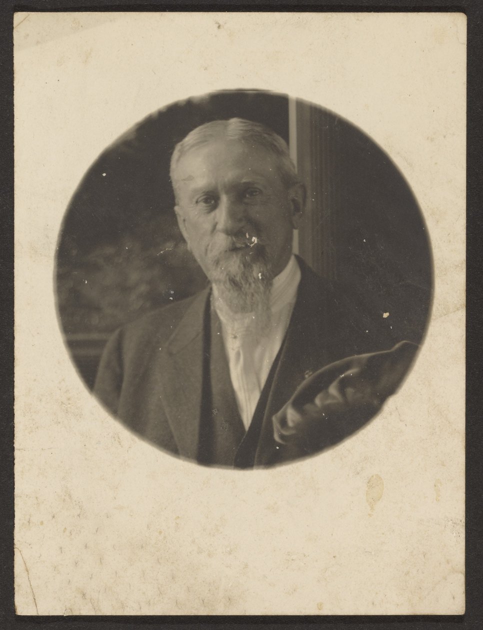 [Man met lange baard]. door Louis Fleckenstein