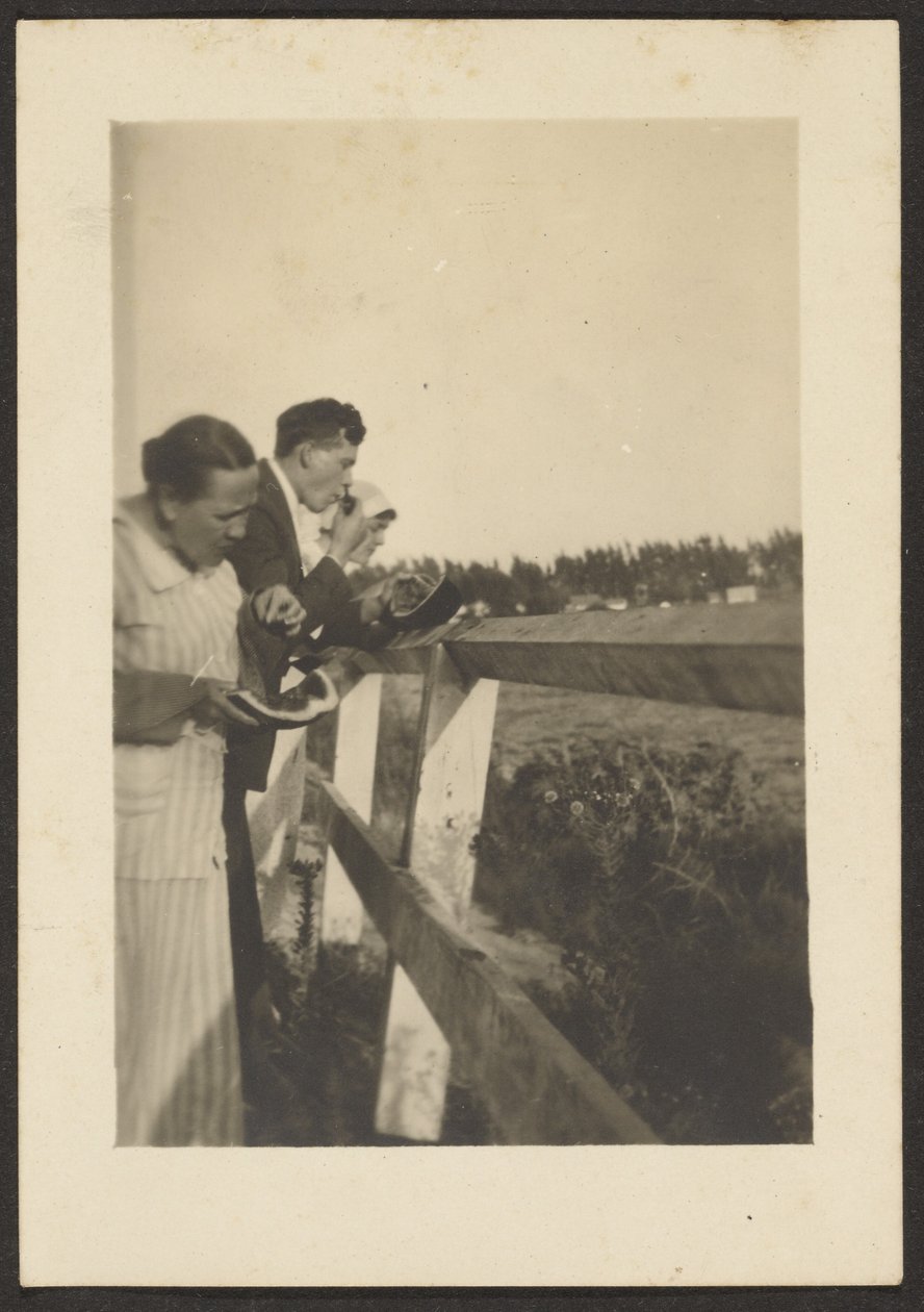 [Mensen Eten Meloen]. door Louis Fleckenstein