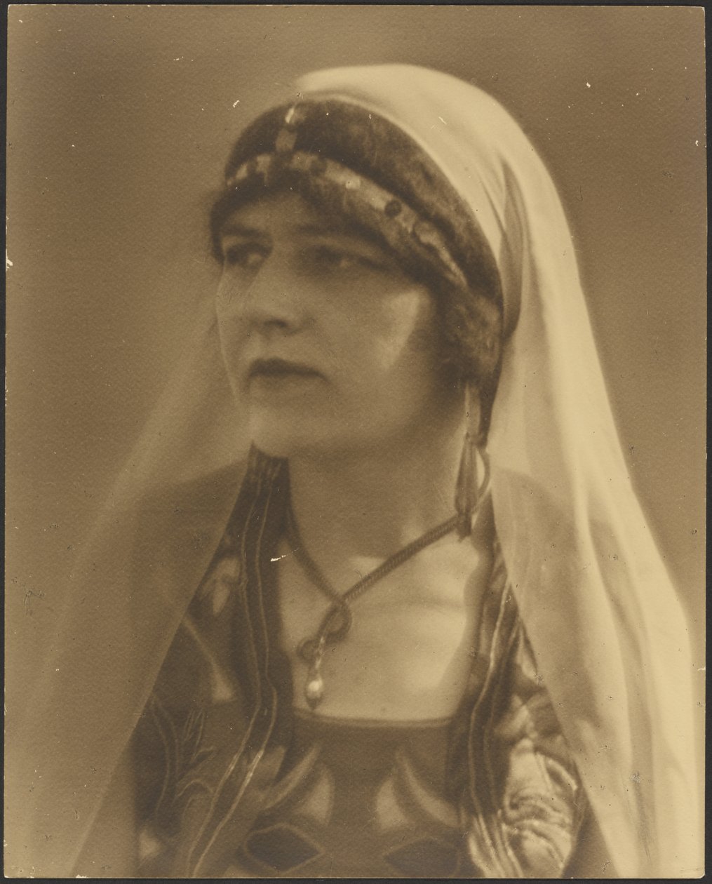 [Portret van Nautch Girl]. door Louis Fleckenstein