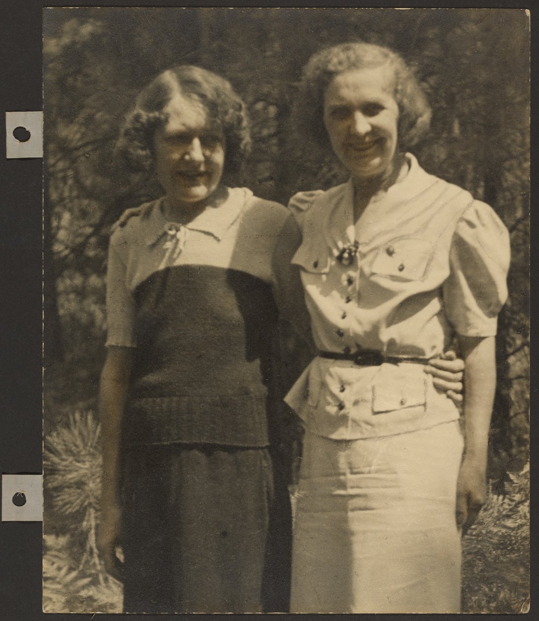 [Portret van twee vrouwen die buiten staan]. door Louis Fleckenstein