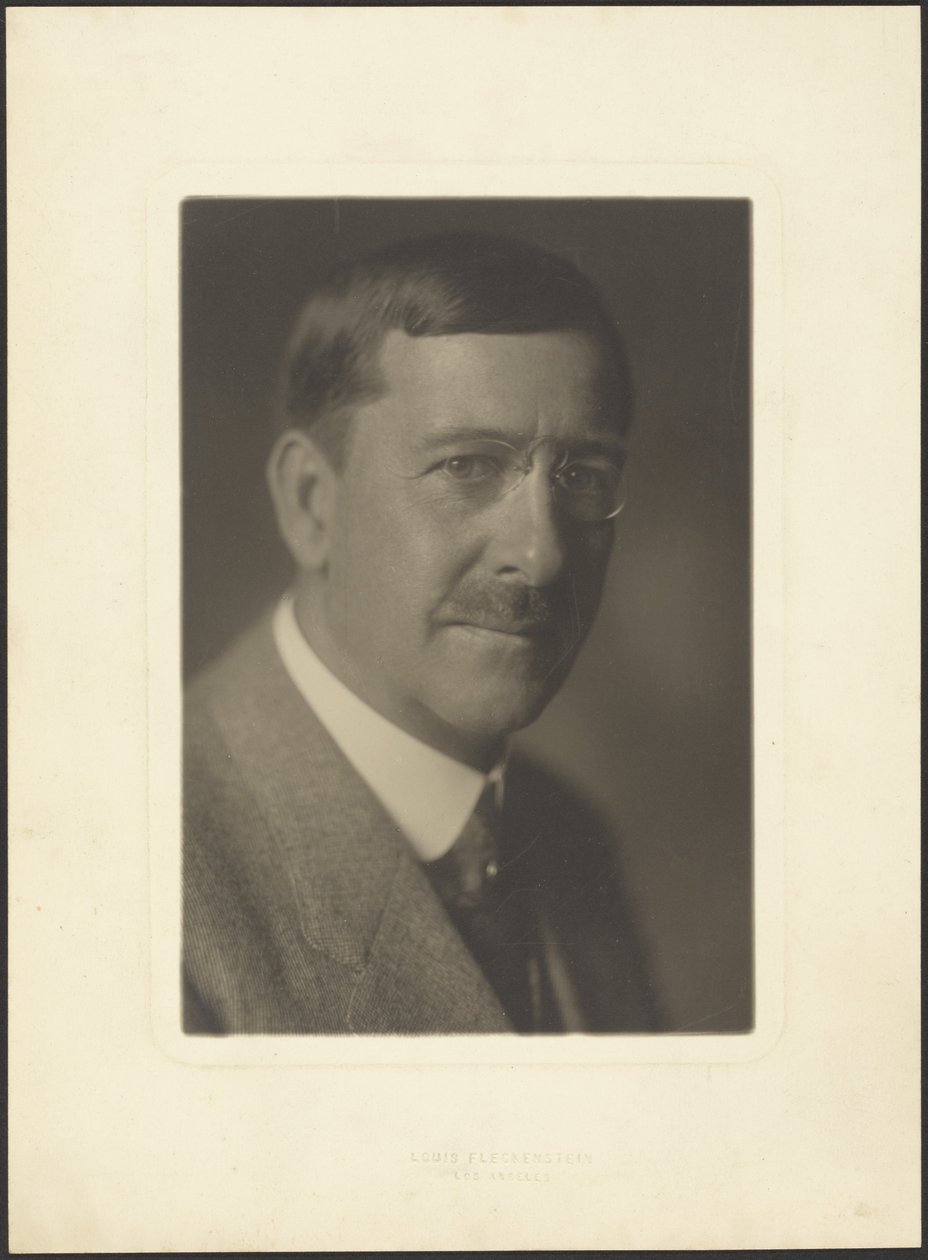 [Portret van een man met snor]. door Louis Fleckenstein