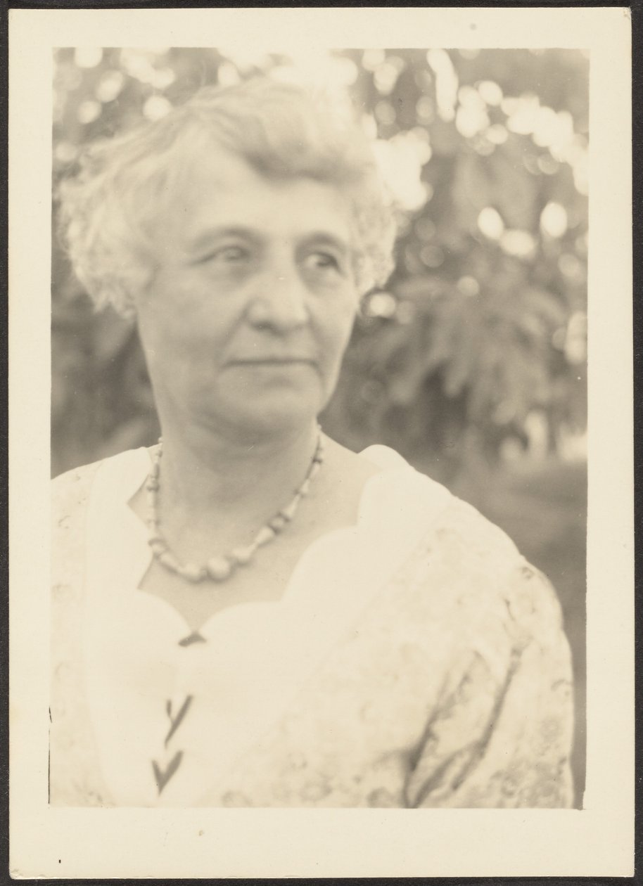 [Portret van een vrouw]. door Louis Fleckenstein