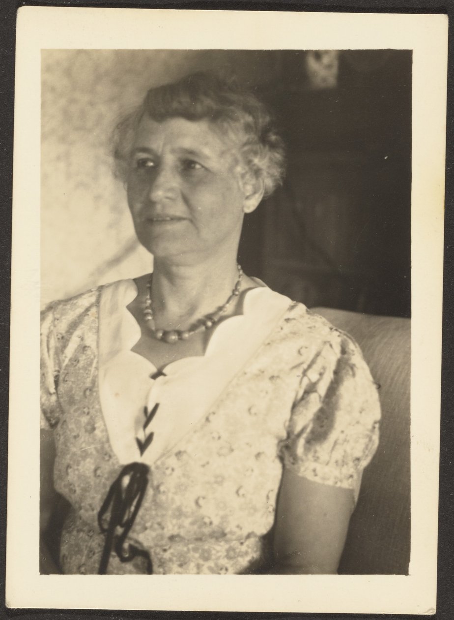 [Portret van een vrouw]. door Louis Fleckenstein