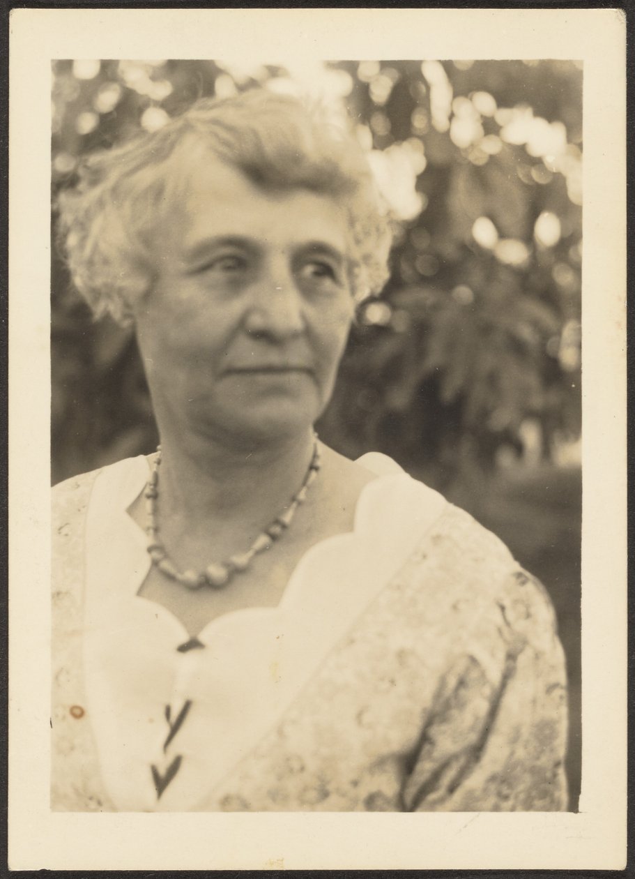 [Portret van een vrouw]. door Louis Fleckenstein