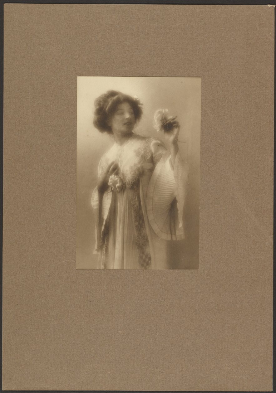 [Portret van een vrouw in een geplooide mantel]. door Louis Fleckenstein